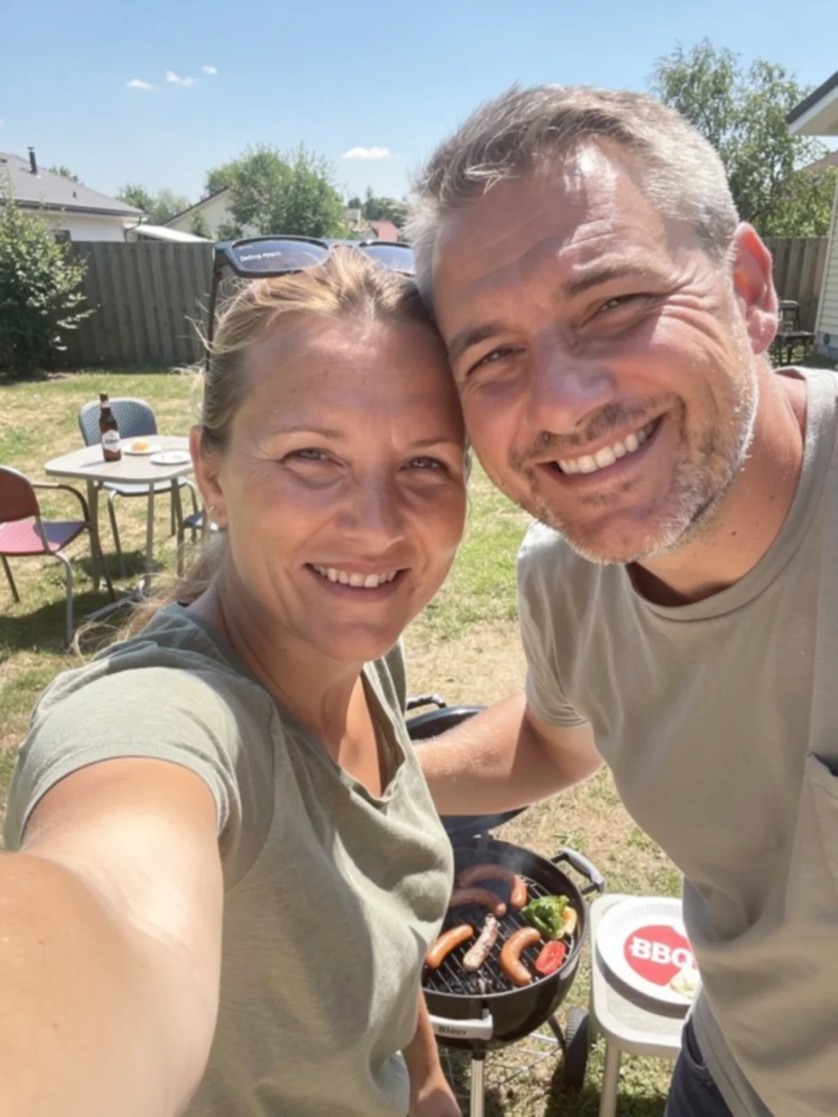 Sabine (38) und Peter (43) eng nebeneinander — ein Paar mit ruhigem, vertrautem Ausdruck